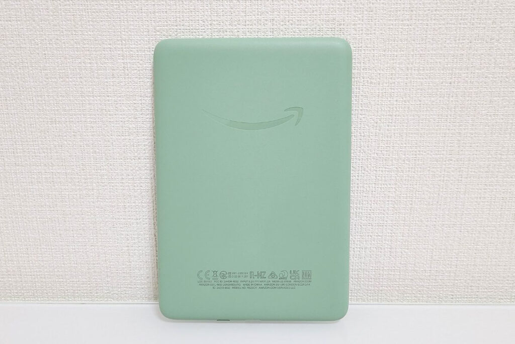 背面はプラスチック素材でサラサラしている
