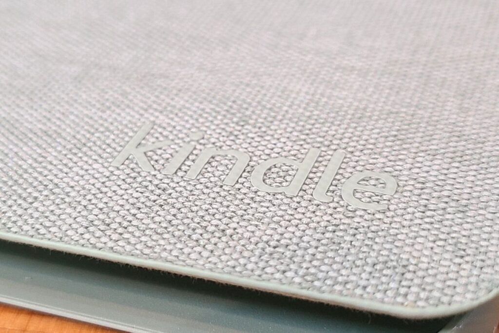 Kindle純正カバーの質感はザラザラして高級感がある